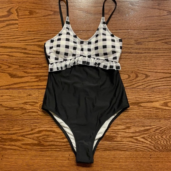 NWT CUPSHE ONE PIECE RUFFLED SWIMSUIT. High cut,  checkered white black / Med - Picture 1 of 14